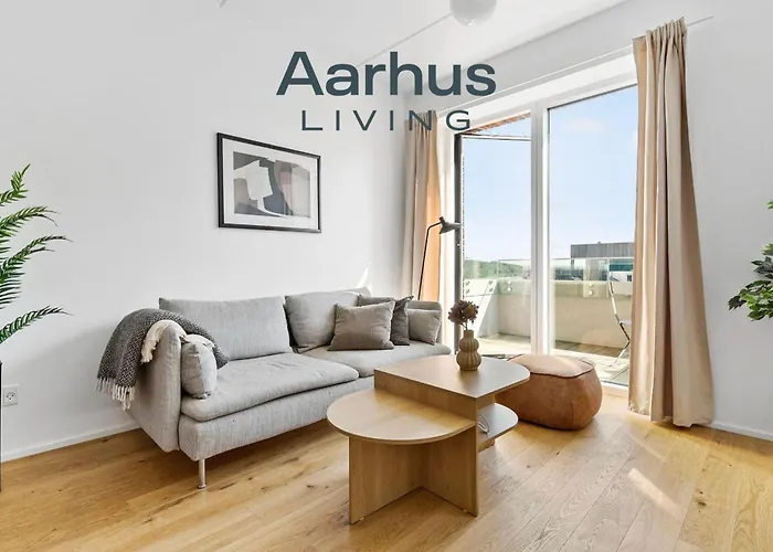 Spacious Waterfront Apartment With Marina And Sea View