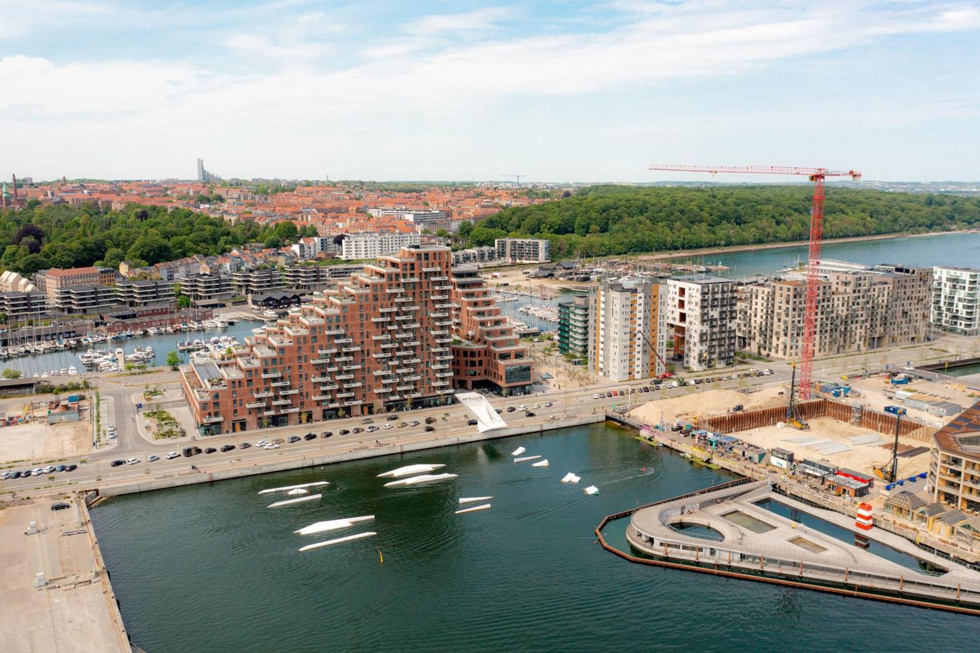 Spacious Waterfront With Marina And Sea View