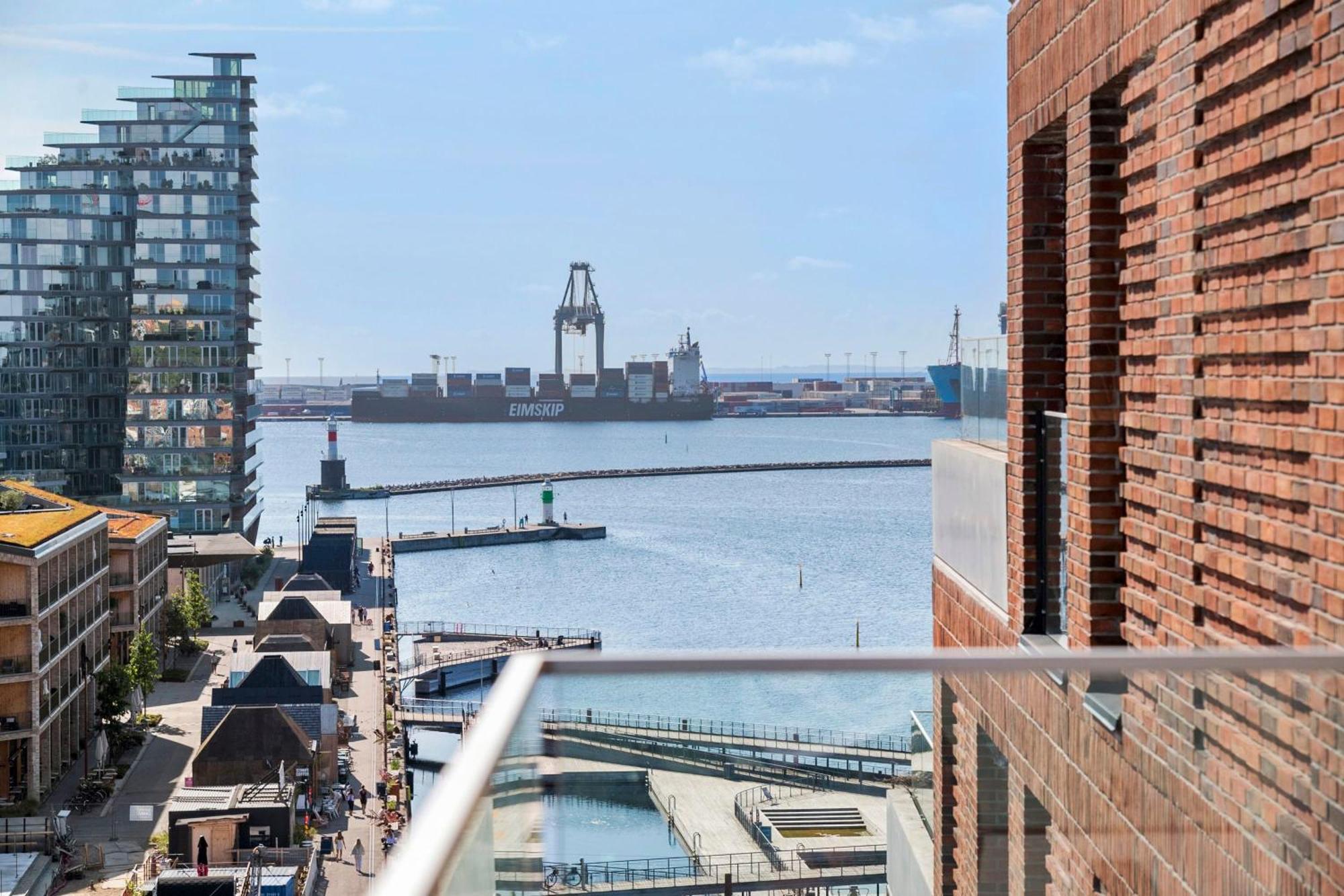 Spacious Waterfront With Marina And Sea View Apartment
