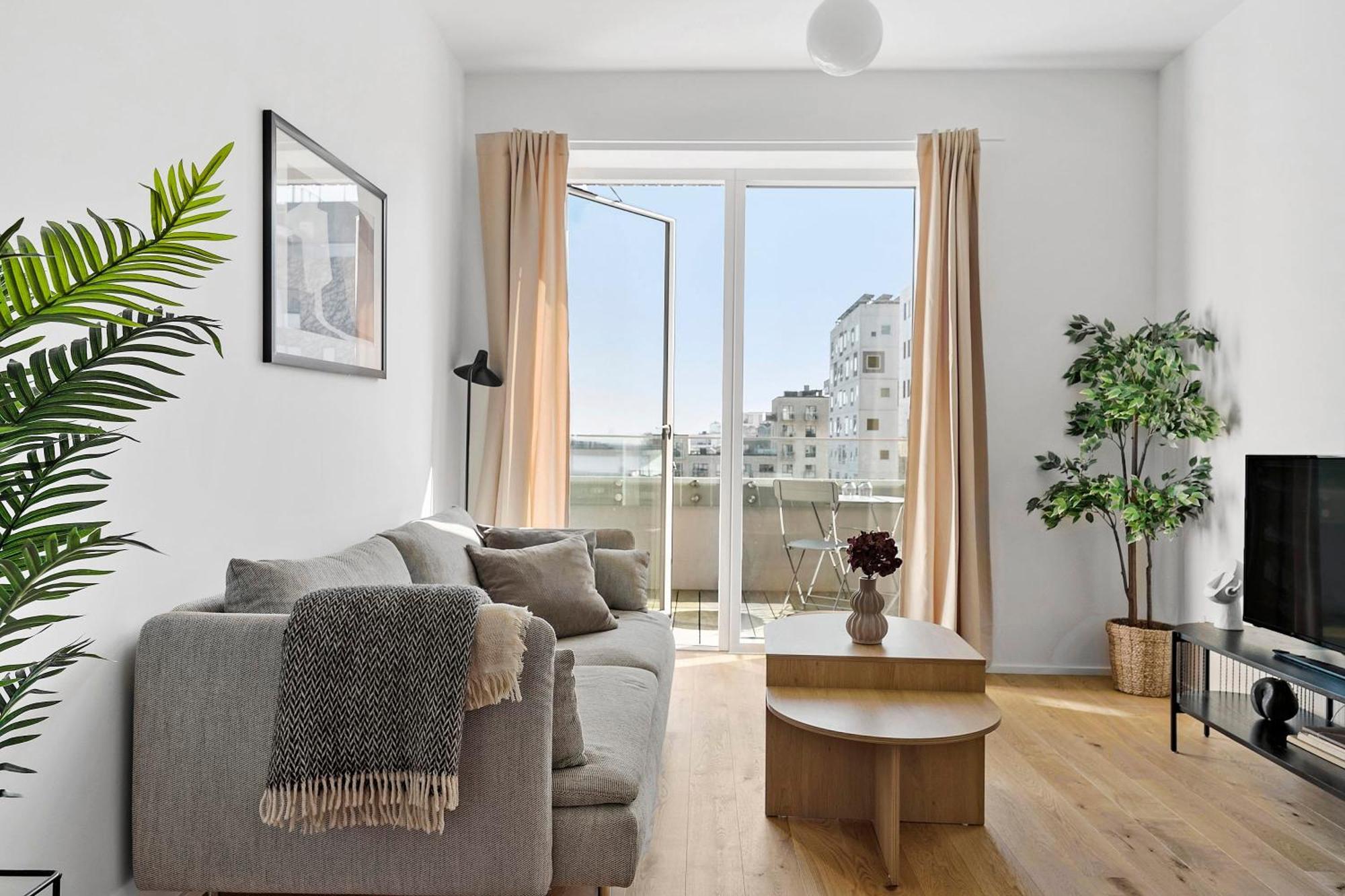 Spacious Waterfront With Marina And Sea View Apartment